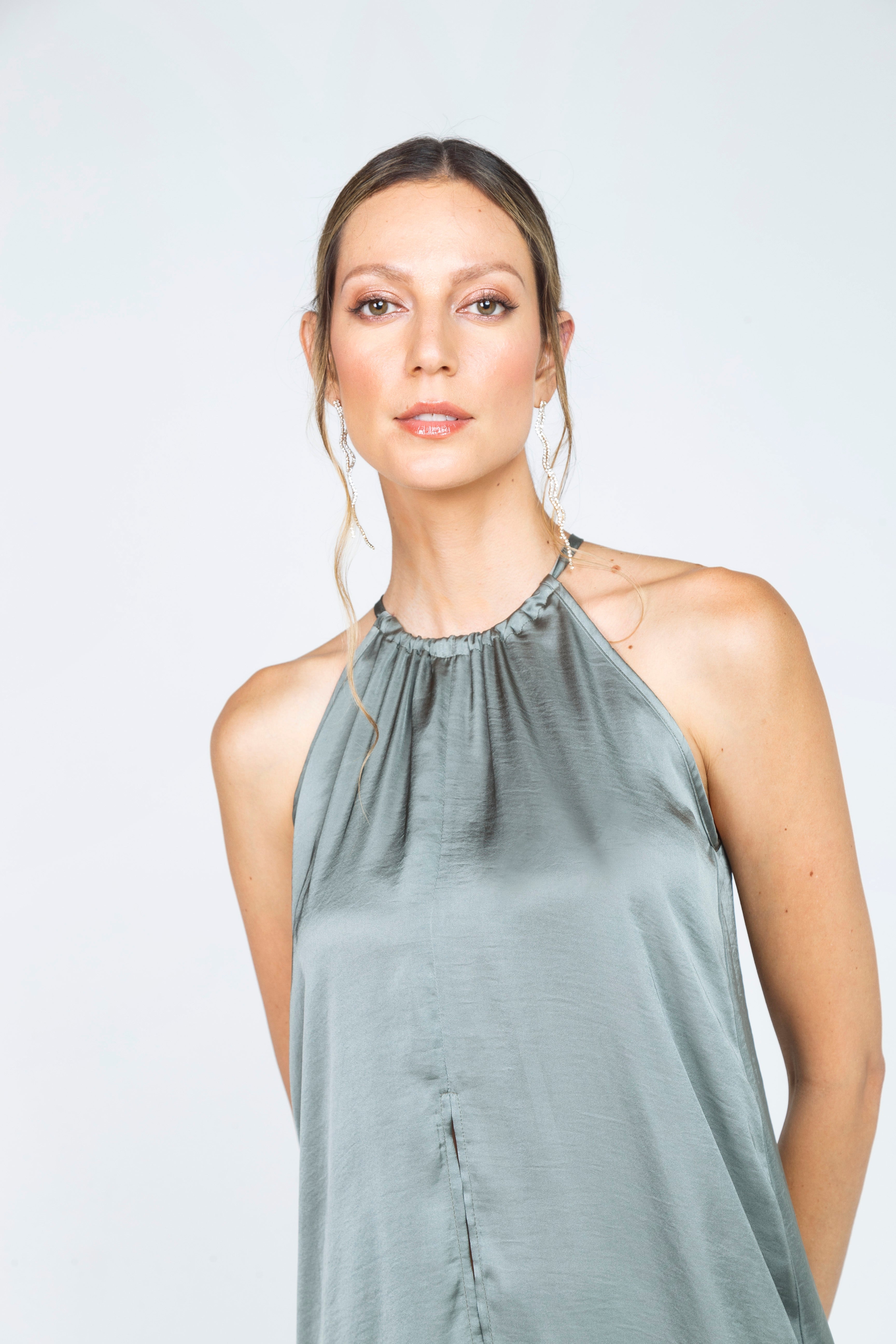 BLUSA LARGA DE TIRAS EN SATIN VERDE MILITAR