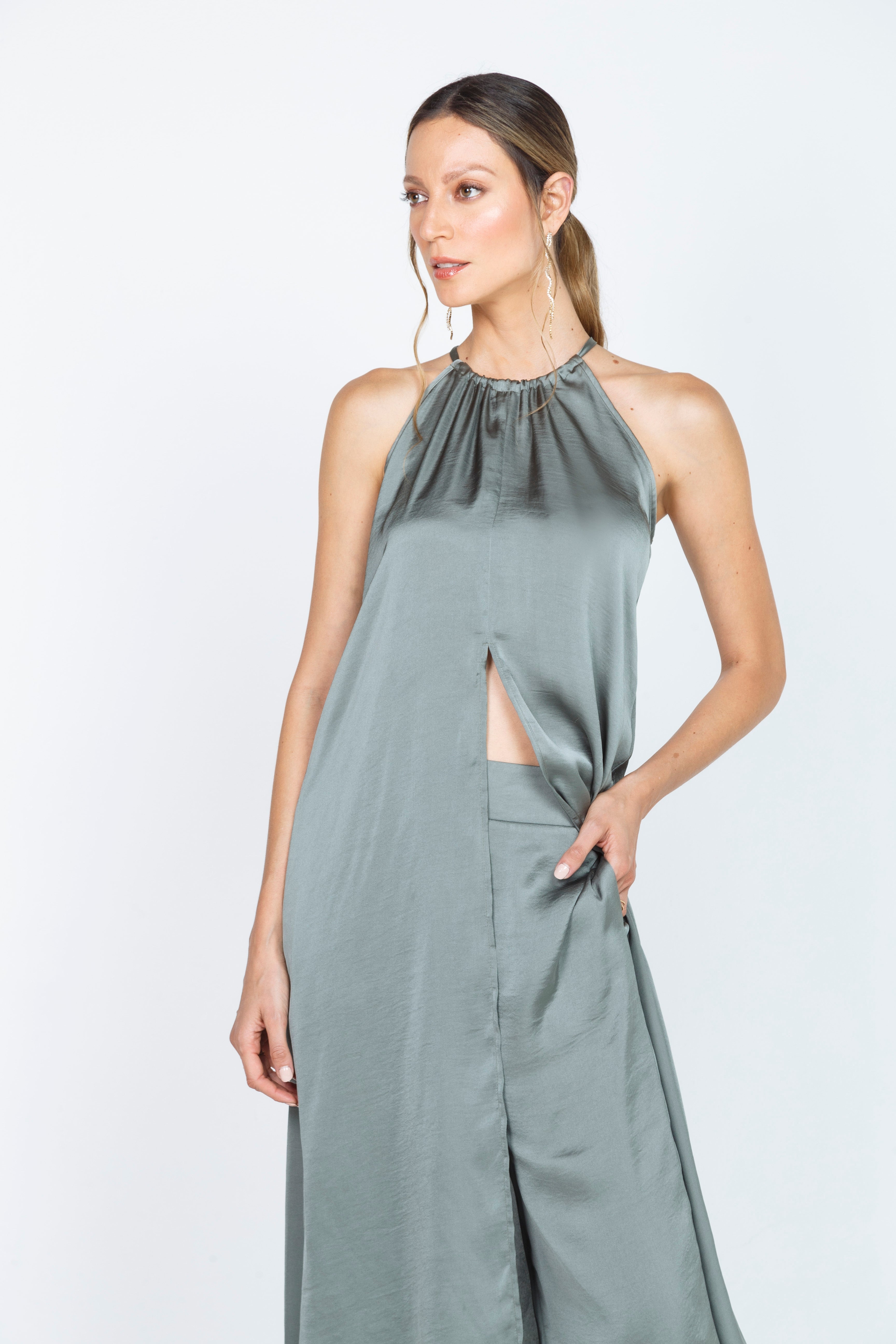 BLUSA LARGA DE TIRAS EN SATIN VERDE MILITAR