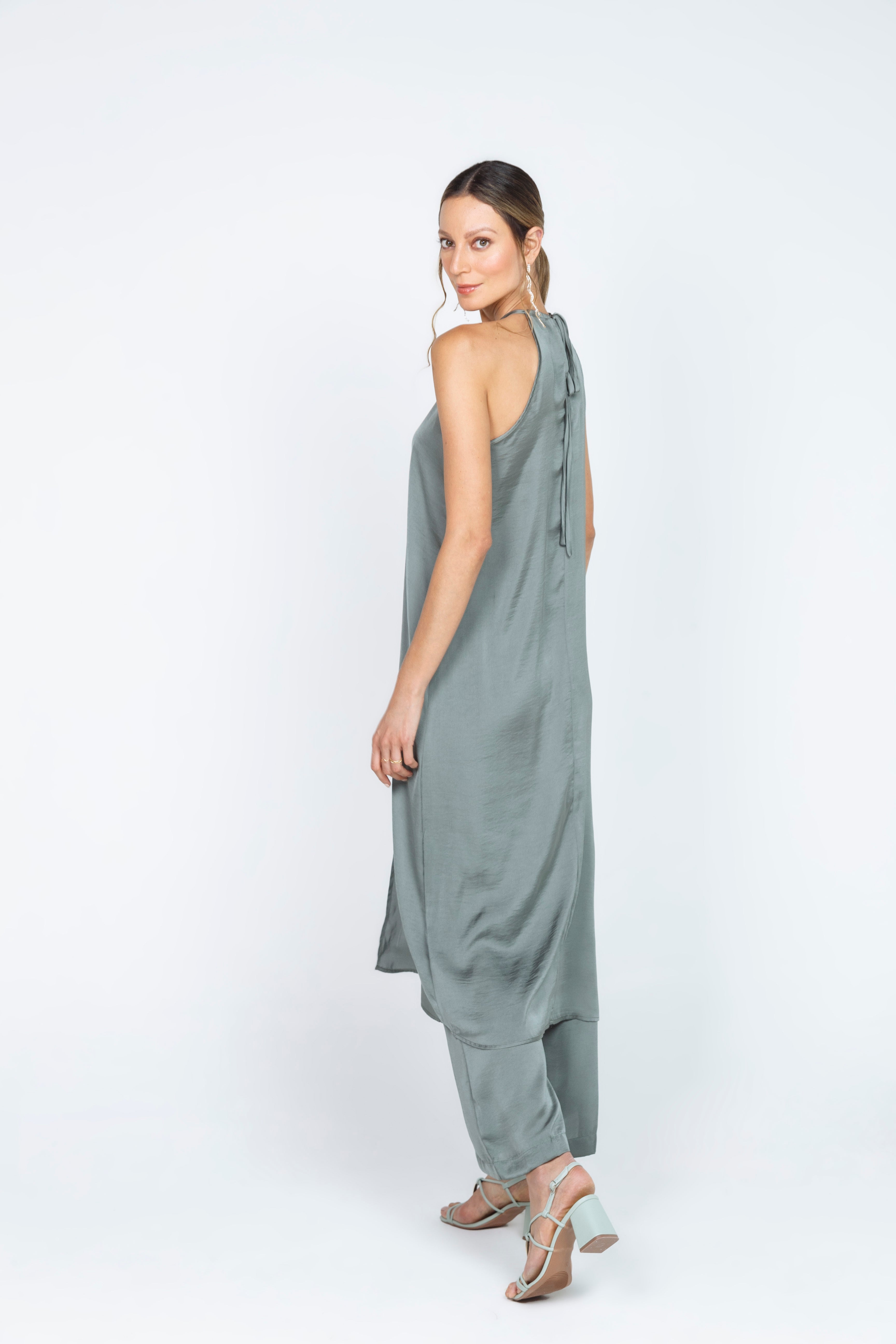 BLUSA LARGA DE TIRAS EN SATIN VERDE MILITAR