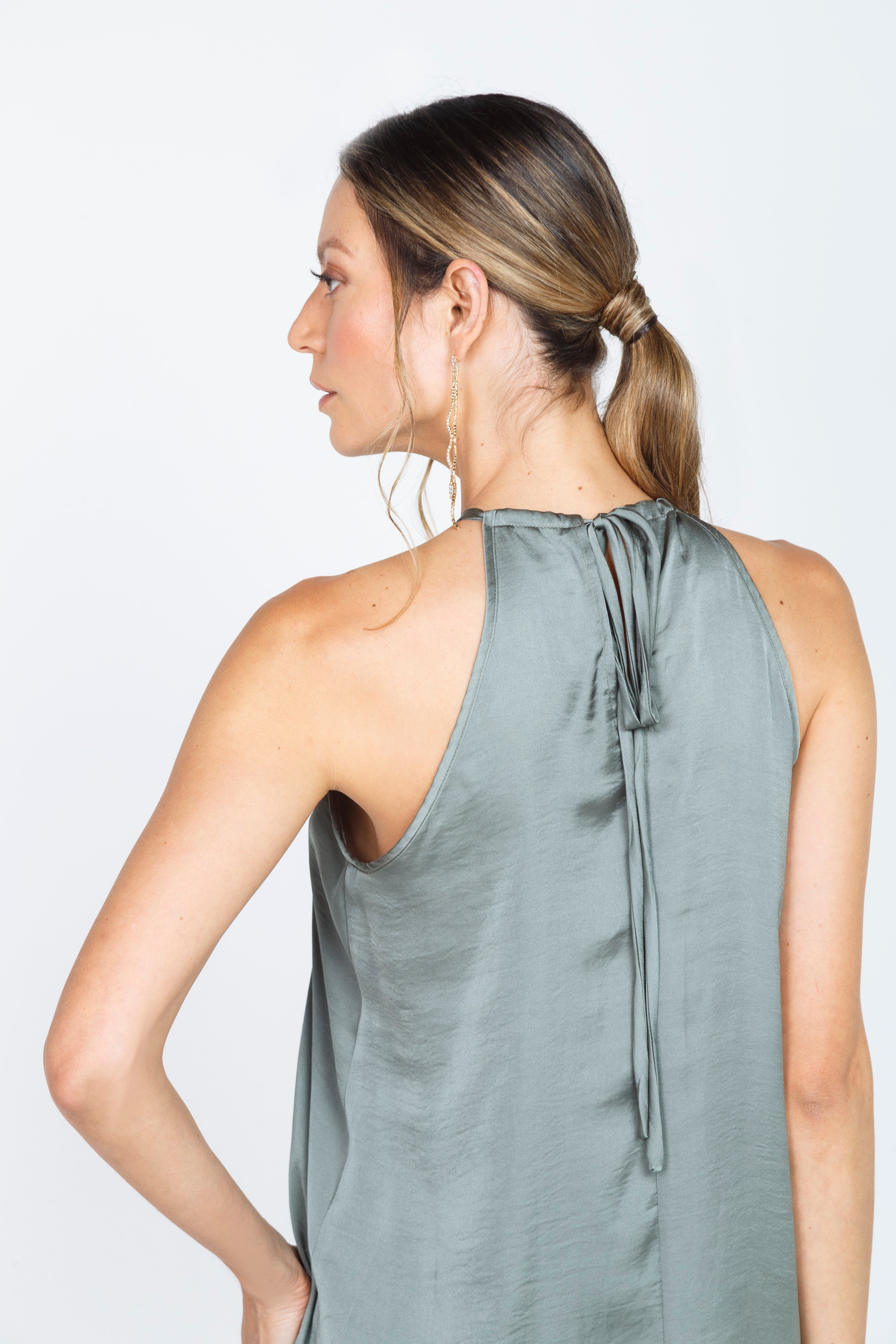 BLUSA LARGA DE TIRAS EN SATIN VERDE MILITAR
