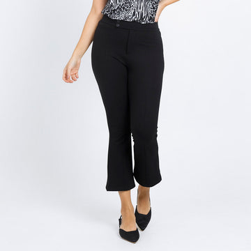 PANTALON NEGRO SILUETA FLARE CORTO
