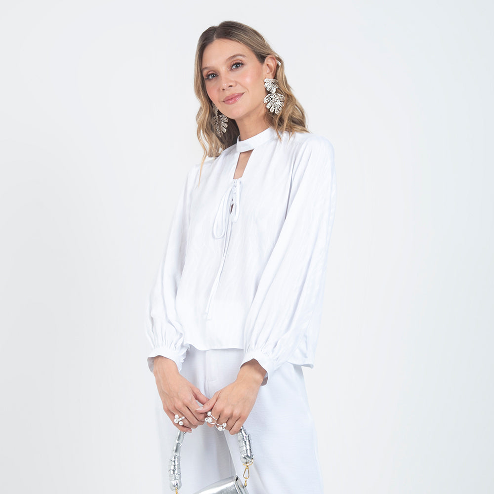 BLUSA BLANCA  ESCOTE CON TIRAS PARA ANUDAR