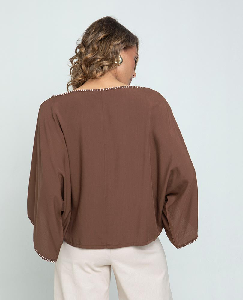 BLUSA TIPO PONCHO PARA MUJER CON PUNTADA ARTESANAL EN ESCOTE Y MANGAS