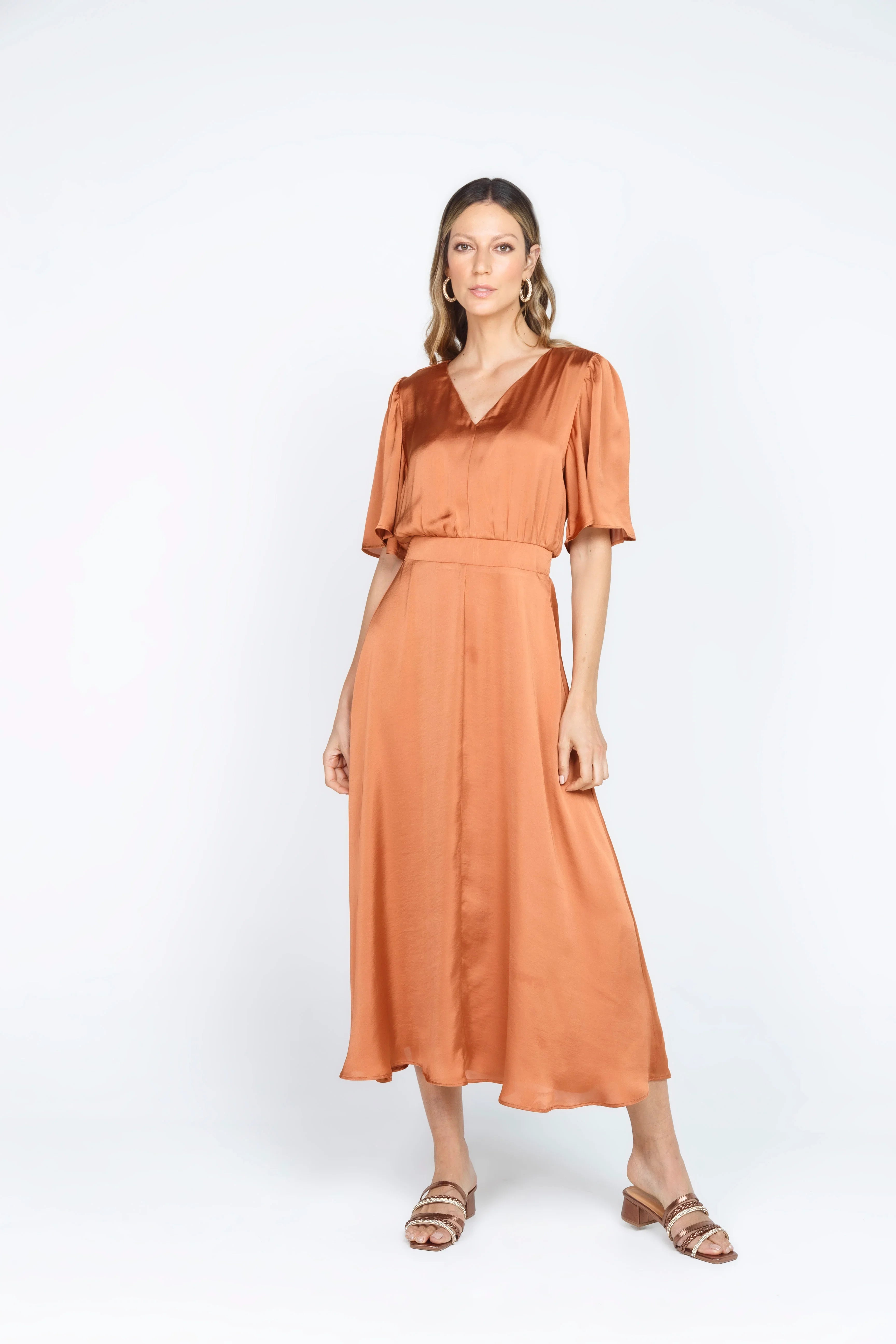 VESTIDO LARGO SATINADO CARAMELO