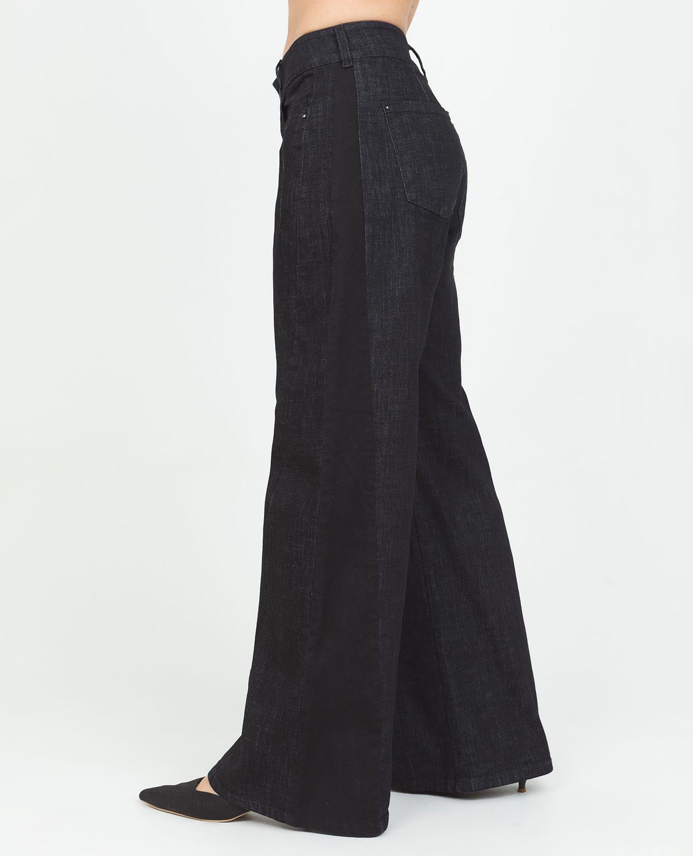 JEAN WIDE LEG PARA MUJER CON CORTES EN COSTADOS TONO OSCURO CINCO BOLSILLOS