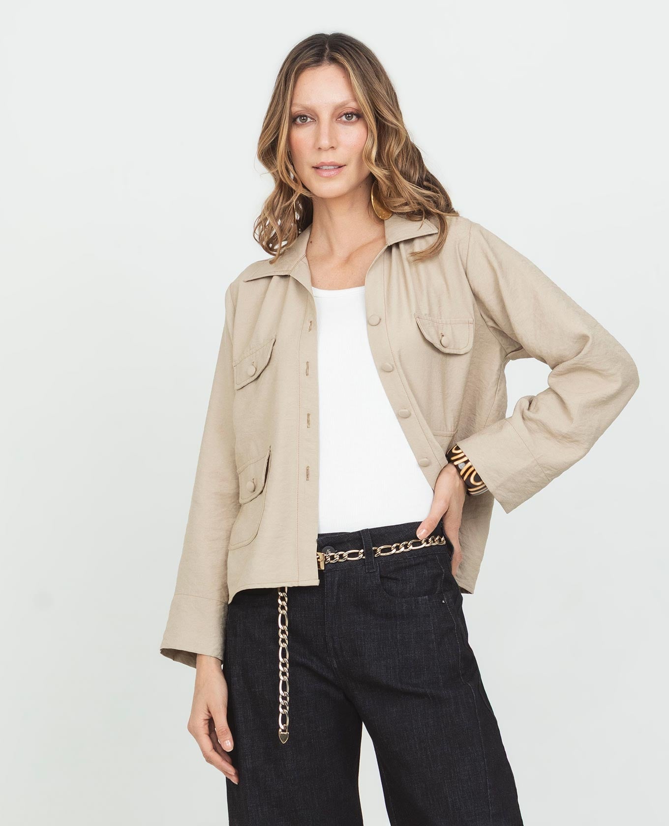 CHAQUETA LIVIANA PARA MUJER CON BOLSILLOS DE PARCHE Y BOTONES FORRADOS