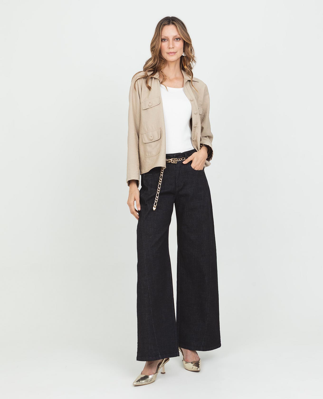 CHAQUETA LIVIANA PARA MUJER CON BOLSILLOS DE PARCHE Y BOTONES FORRADOS