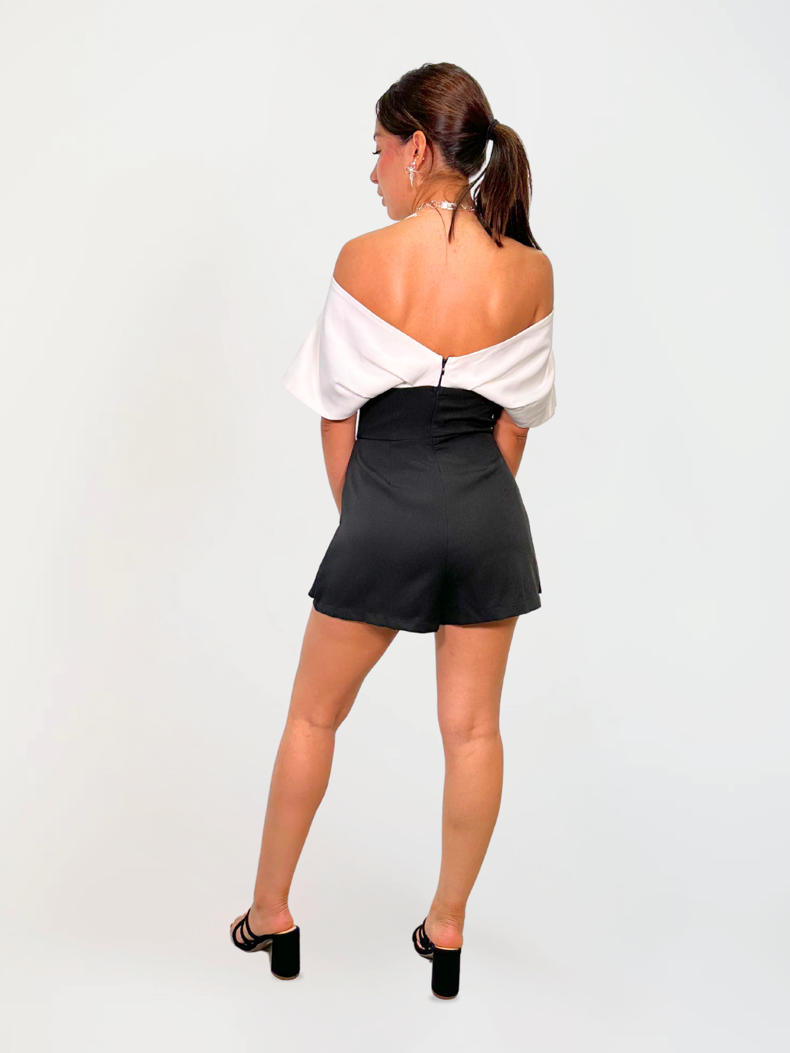 Mono tuxedo Black & White ¨C Enterizo Elegante Bicolor con Escote Off-Shoulder