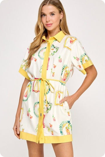 Vestido Camisero Corto con Estampado de Frutas y Detalles en Amarillo