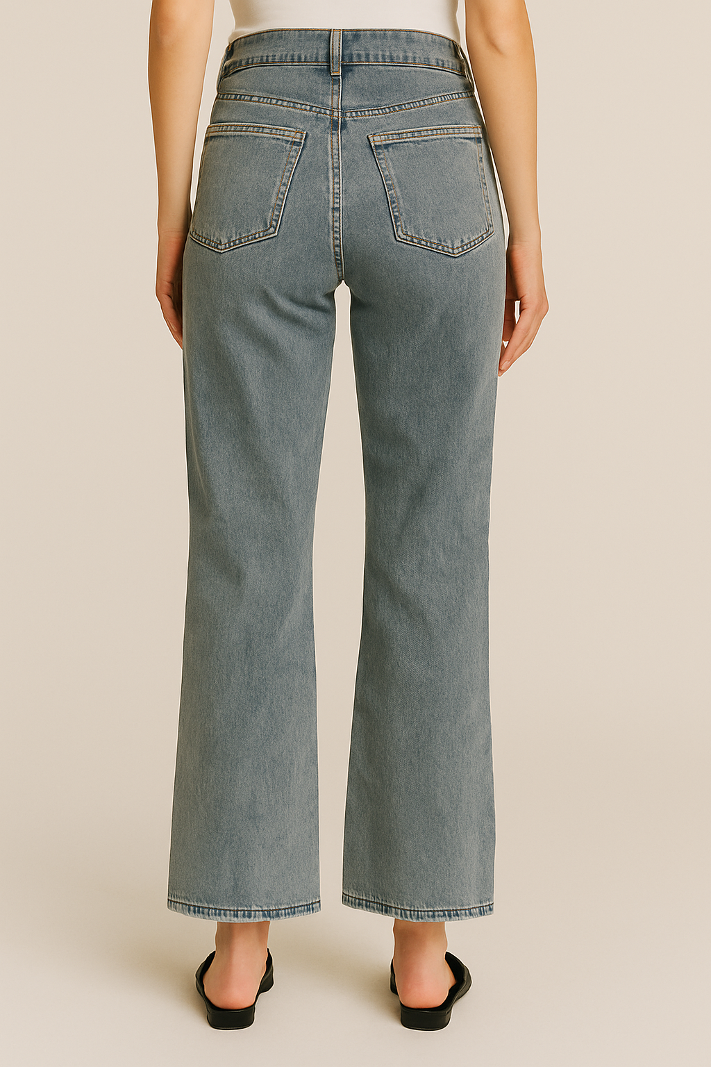 conjunto de la imagen est¨¢ compuesto por dos piezas de mezclilla (denim):

Chaleco corto: sin mangas, color azul mezclil