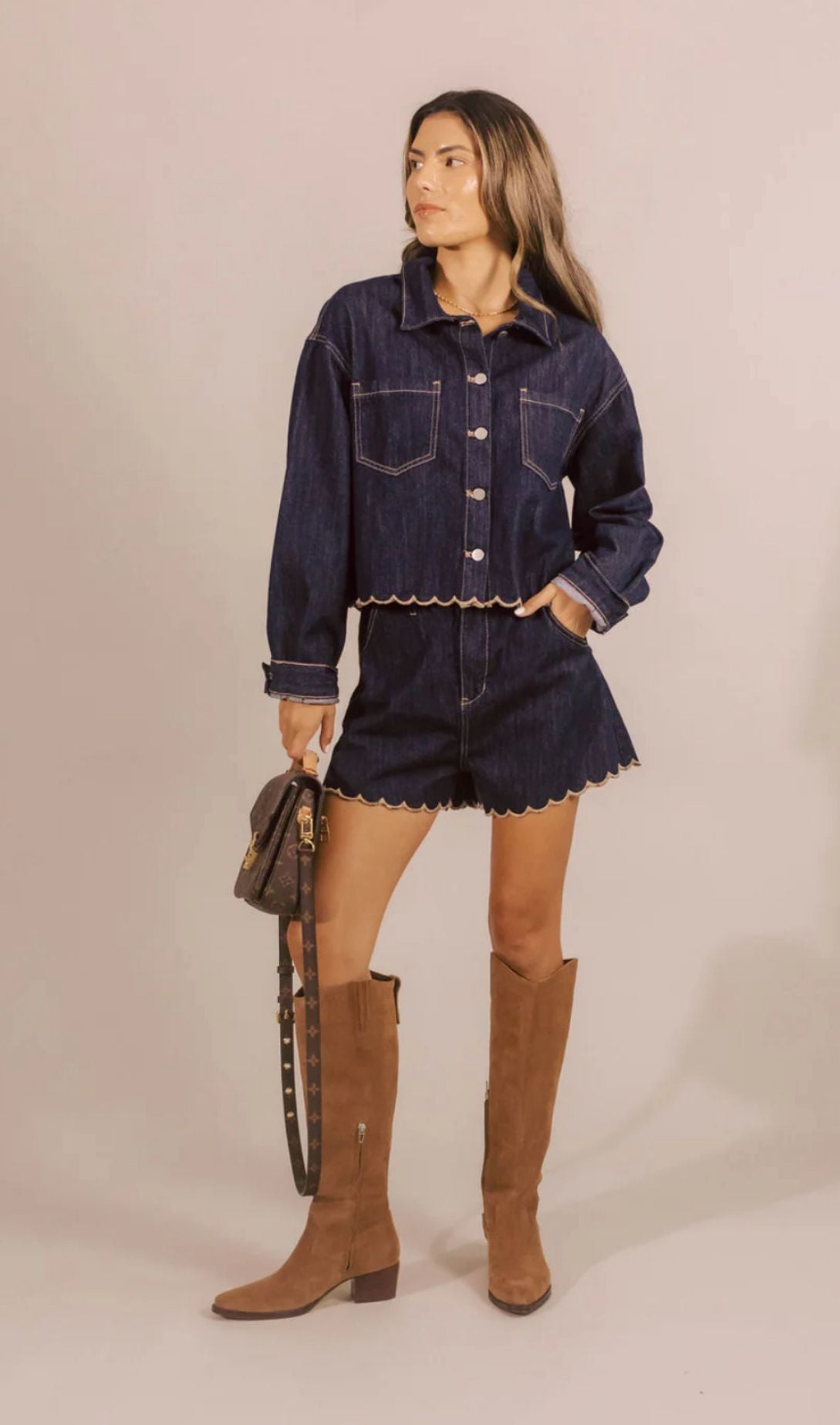 Conjunto Exclusivo de Denim Scallop Azul ¨ªndigo | Chaqueta Cropped y Shorts Ondulados