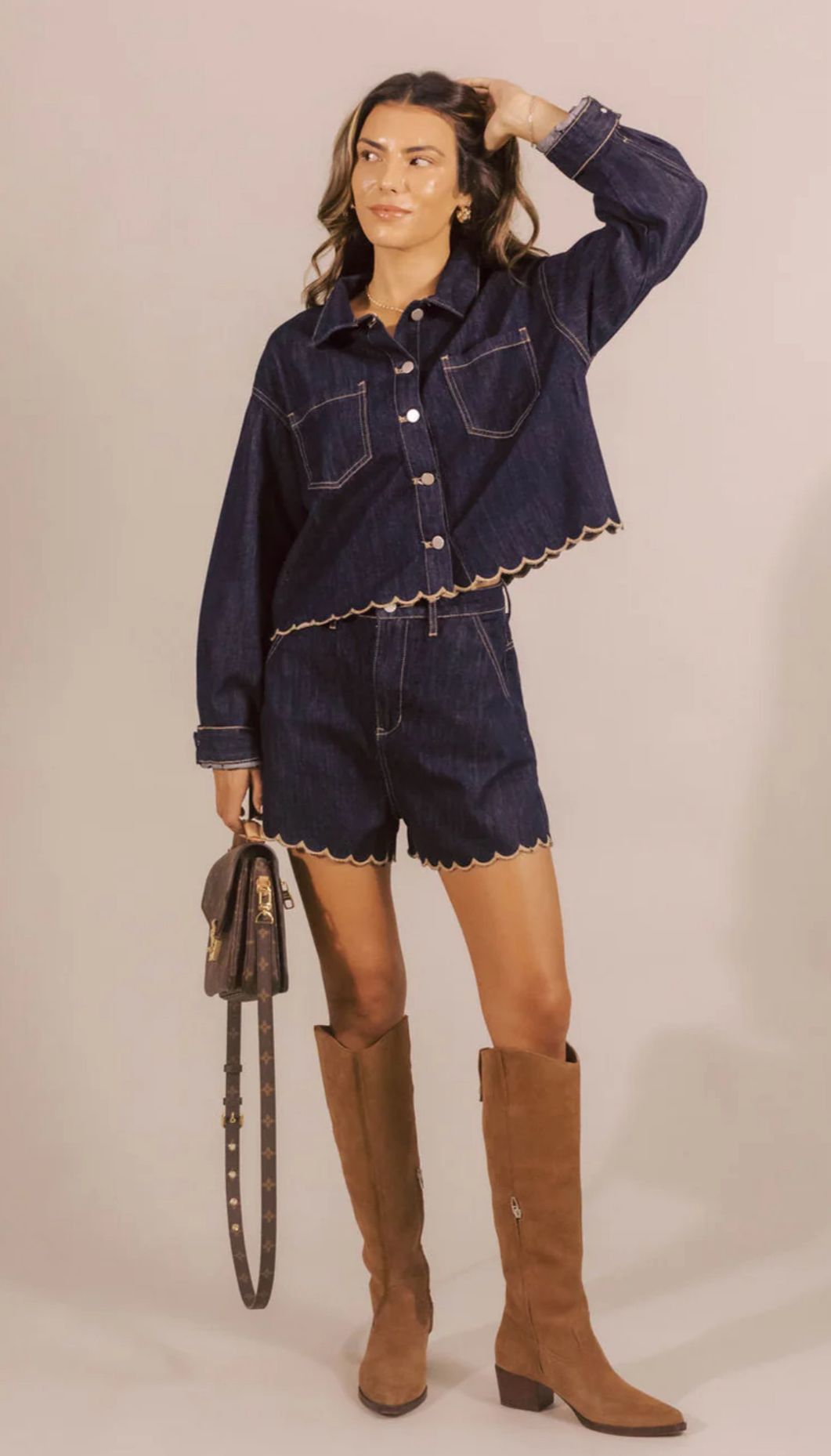 Conjunto Exclusivo de Denim Scallop Azul ¨ªndigo | Chaqueta Cropped y Shorts Ondulados