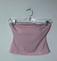 top o blusa corta sin tirantes (strapless). Tiene un dise?o ajustado al cuerpo, con corte recto en l