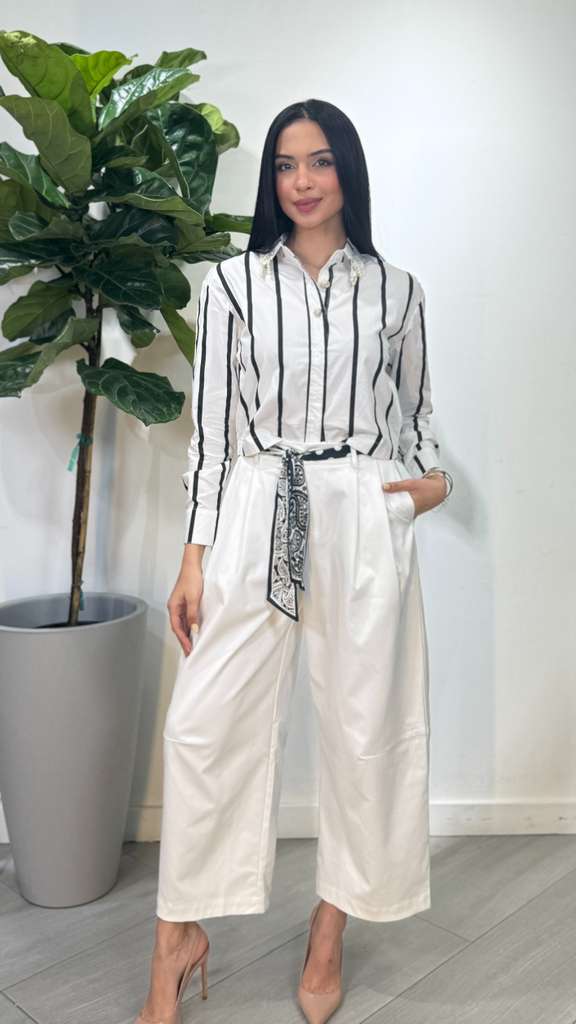 Cropped blouse.